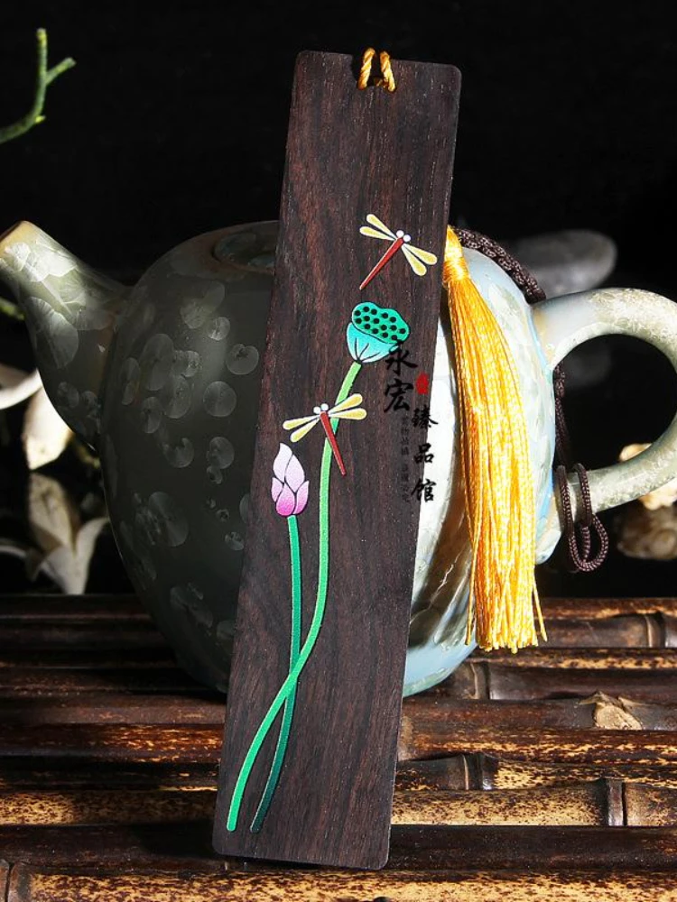 Con il grande segnalibro viola mantra nappa gialla ebano