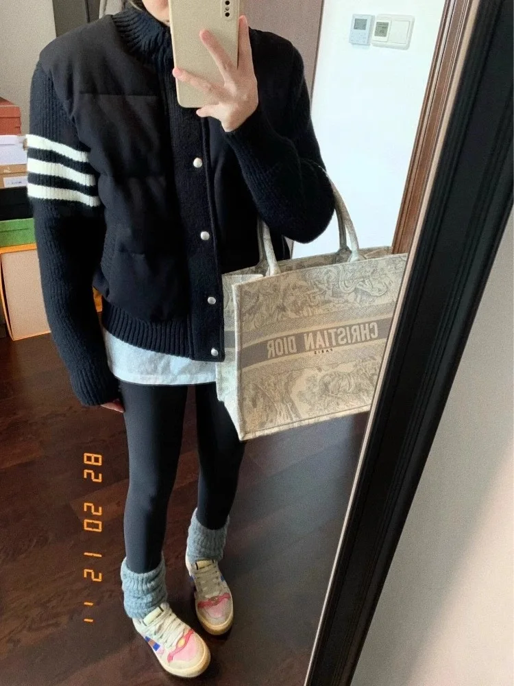 เสื้อแจ็คเก็ตขนเป็ดแบบสั้นสำหรับผู้หญิง ฤดูหนาว 2025 สไตล์เกาหลี ทรงหลวม แขนถักลายสามเส้น แฟชั่นเสื้อคลุม