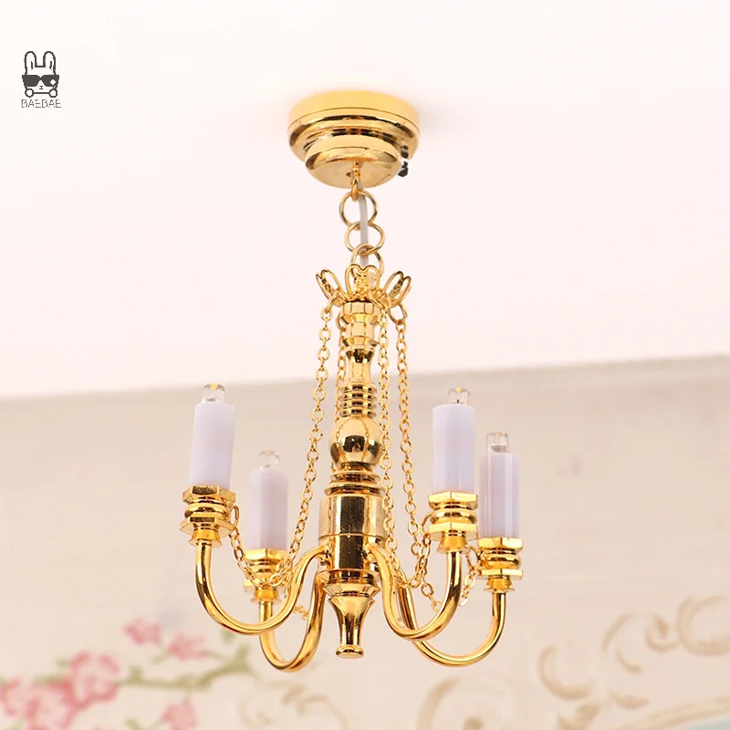 Lámpara de techo LED en miniatura para casa de muñecas, candelabro dorado, luces de iluminación, funciona con pilas, modelo de muebles, juguete de decoración, 1:12