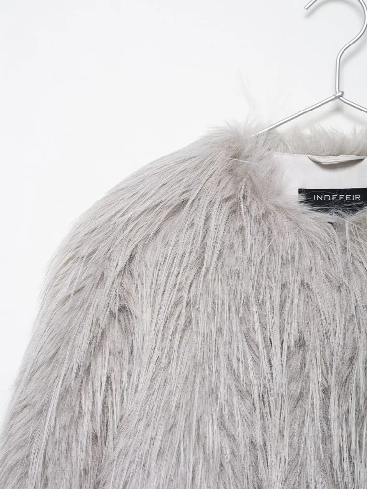 معطف/سترة نسائية جديدة على الطراز الأوروبي عصرية ومتعددة الاستخدامات بلون سادة ورقبة دائرية من الفرو الصناعي
