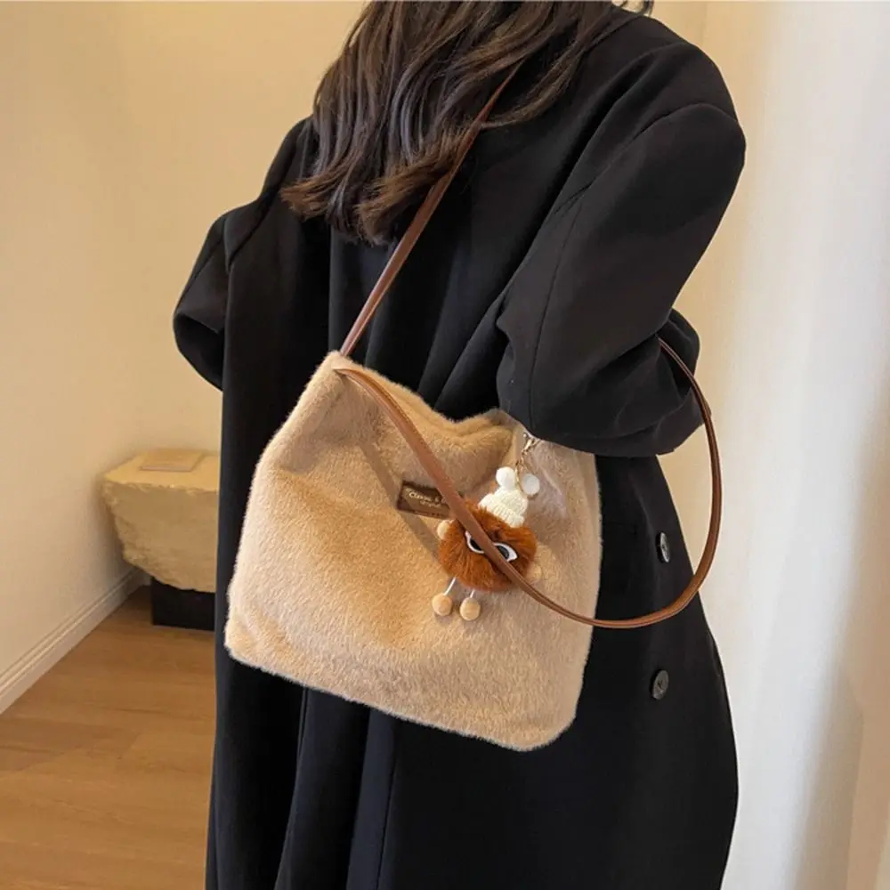 

Soft Plush Large Capacity Plush Tote Portable with Handle Women's Handbag with Pendent Comfortable Furry Shoulder Bag Winter