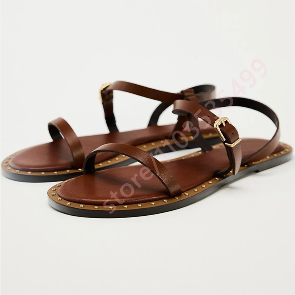 Sandalias Planas de Cuero Marrón/Negro con Tachuelas para Mujer, Punta Abierta, Correa de Tobillo con Hebilla Ajustable, Zapatos Casuales de Playa para Verano 2026