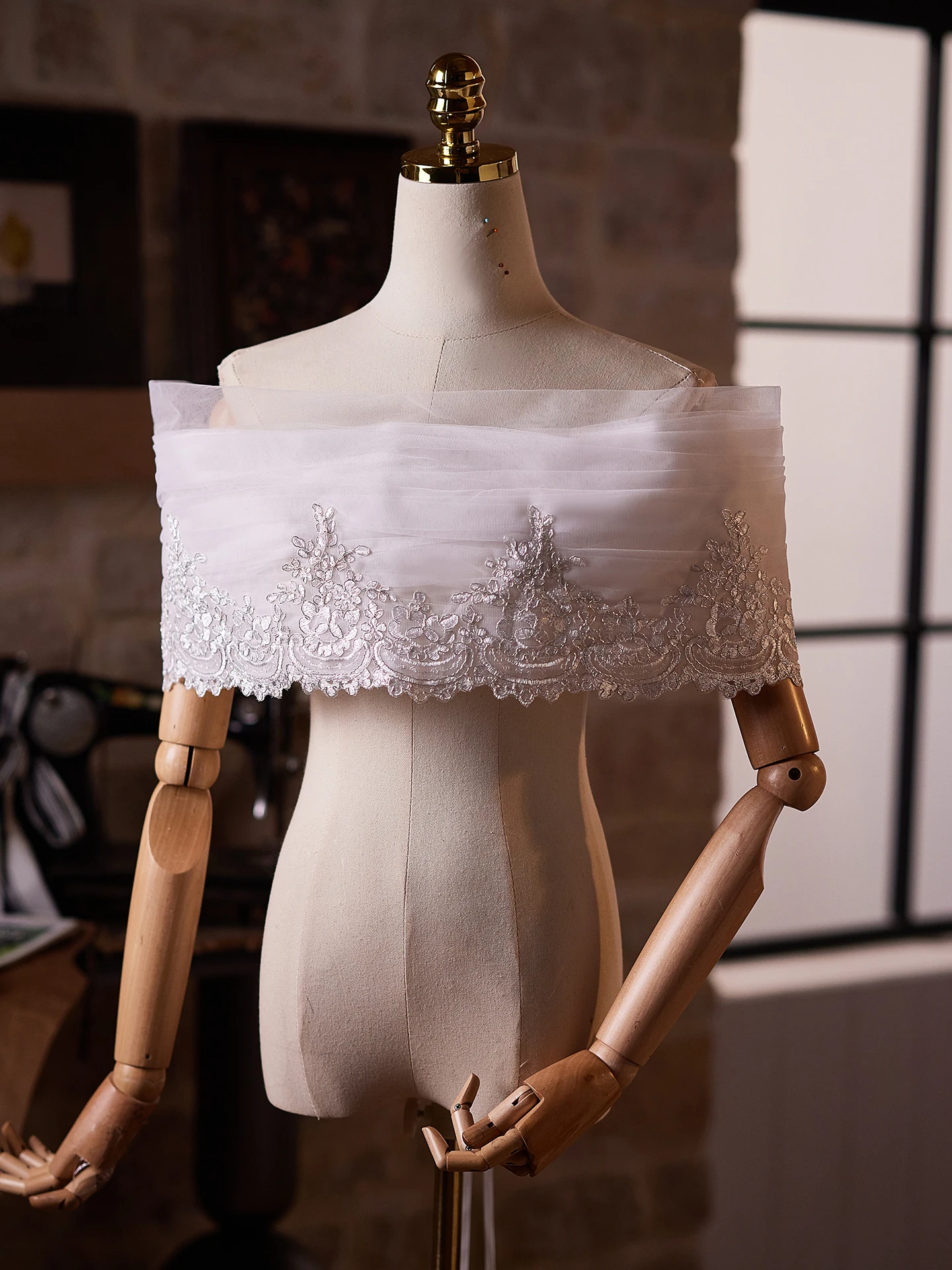 handmade-lace-shoulder-wrap-white-evening-gown-high-end-atmosphere-fashion-show-accessories-women's-fashion-summer-2026