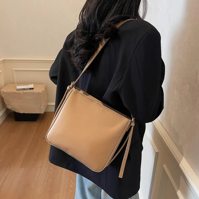 

2025 New High-end Luxury Brand Ladies Leather Tote Bag Famous Designer Simple Trendy Paris​