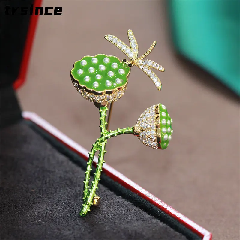 

Famous Designer New Fresh Lotus Seed Dragonfly Enamel Color Zirconia Brooch Rhinestone Pearl Lotus Root Brooch Niche Accessories