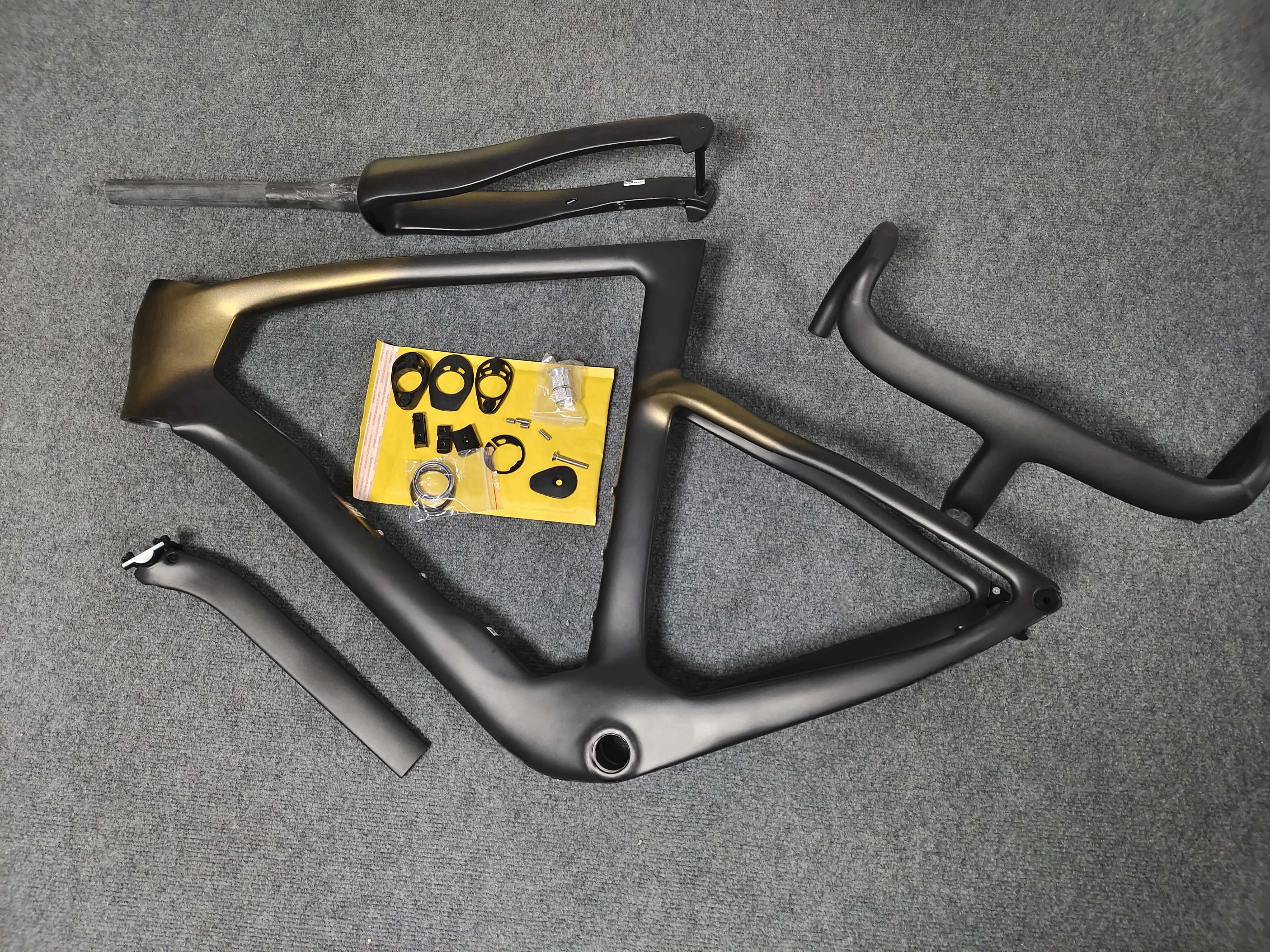 

2025 F-style road carbon fiber frame high speed bicycle frame BB68/disc brake ultralight racing frame set/custom logo 100 colors