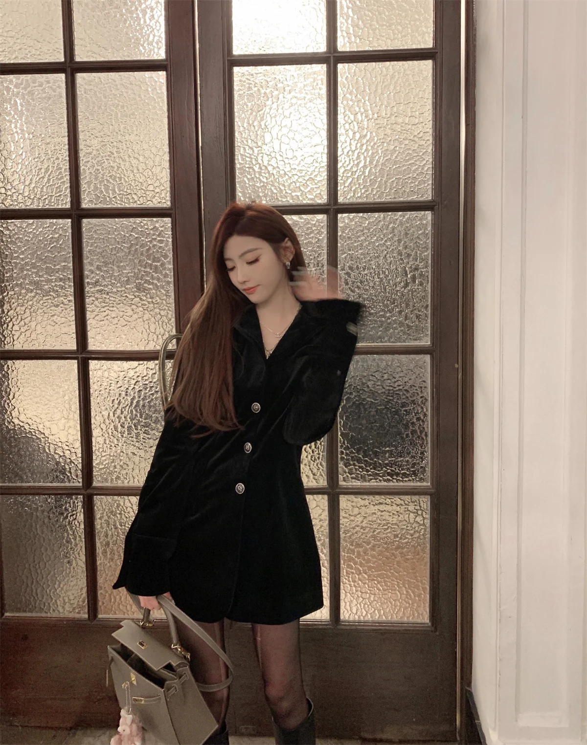 

Модный бархатный костюм-двойка для женщин: пиджак и юбка миди с длинным рукавом, универсальный вариант для работы, весенний сезон, черный цвет.