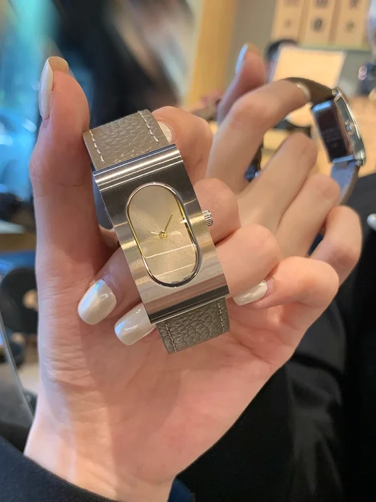 reloj-de-mujer-de-alto-valor-retro-temperamento-simple-esfera-pequena-2024-nuevo