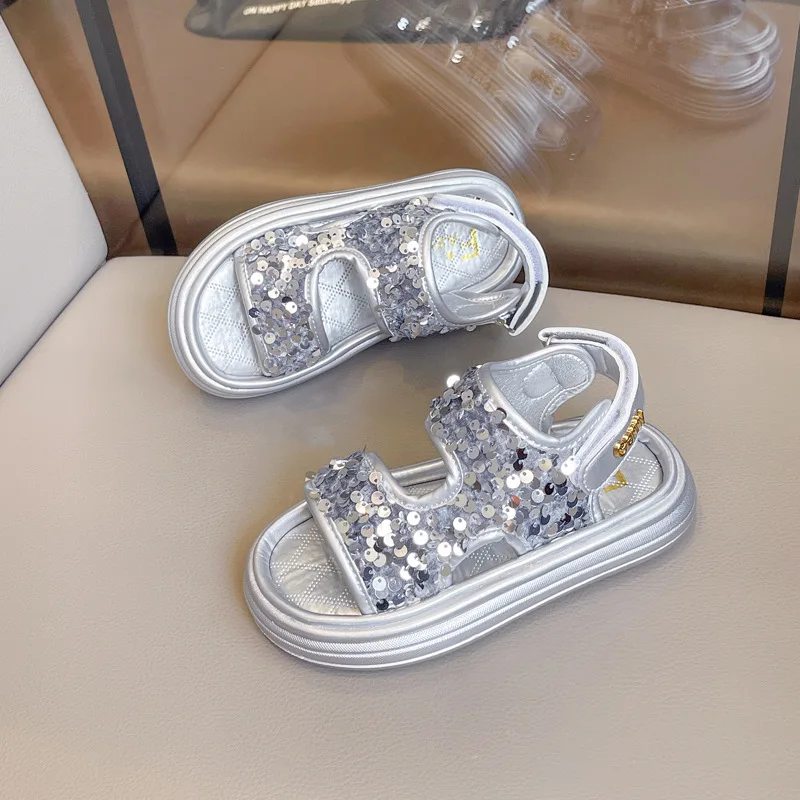 Girls Glitter Sandalen 2024 Kinder Nieuwe Lovertjes Volledig Bijpassende Strandschoenen Kindermeisjes Versie Zilveren Sportzwarte Schoenen