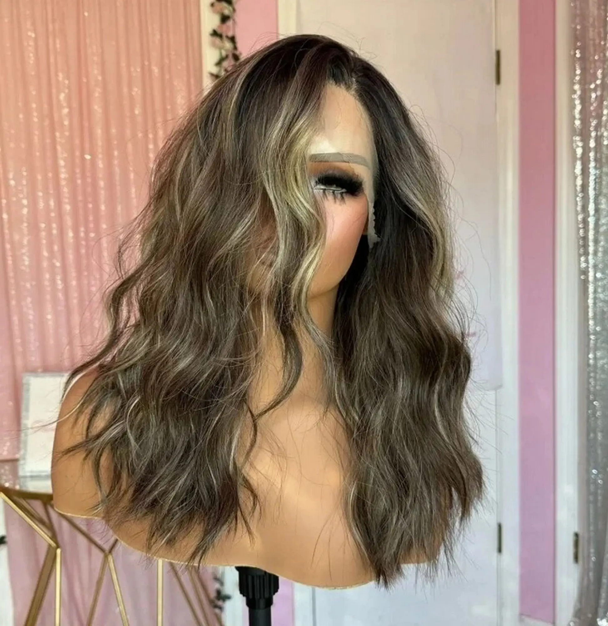 

Ombre Карамельно-коричневый Объемная волна Синтетический парик фронта шнурка Реалистичная линия волос для женщин Быстрая доставка Парик 18 дюймов Высокая плотность