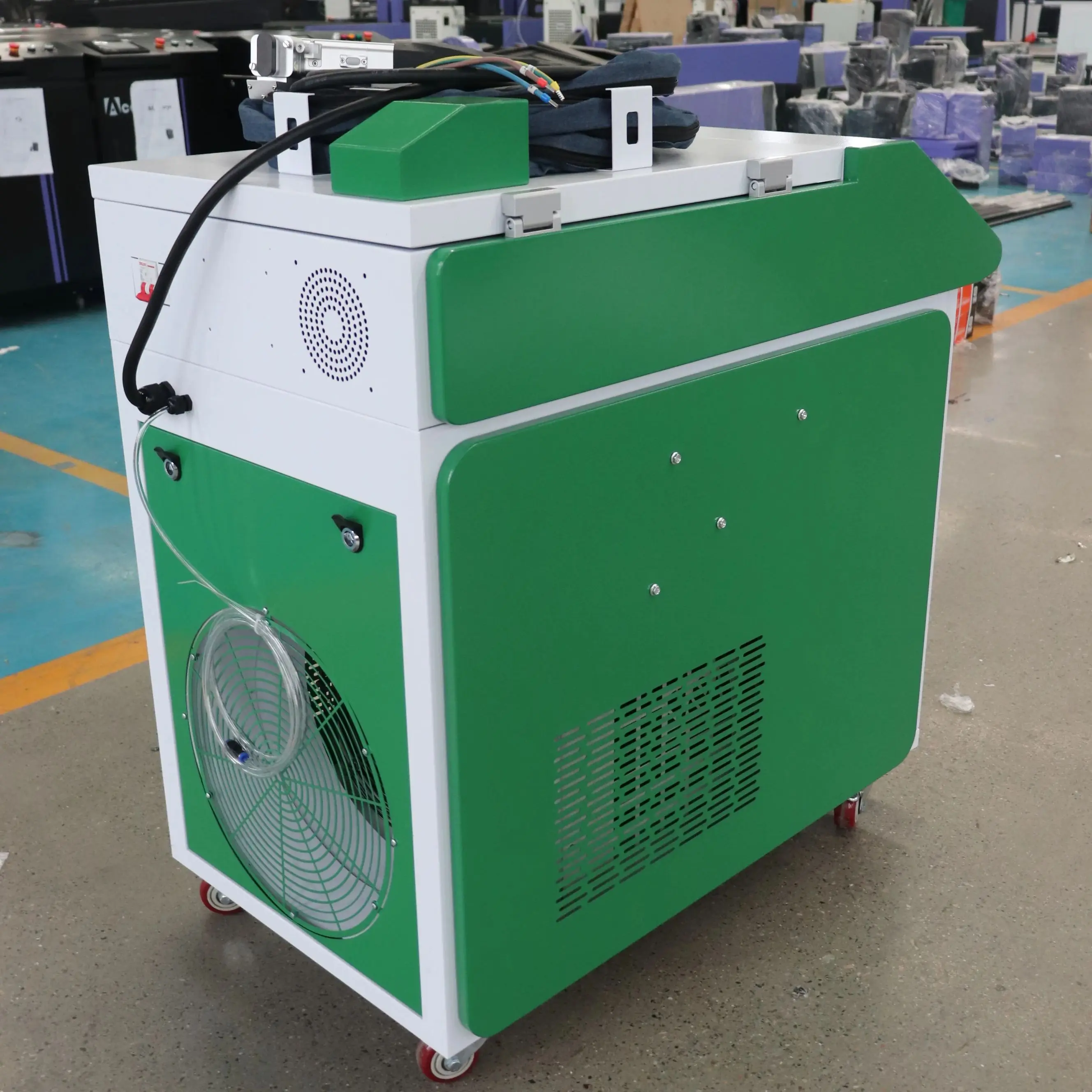 

Metal Rust Removal Oxide Painting Coating Stripping Device 1500W 2000W 3000W Handheld Fiber Laser Cleaning Machine