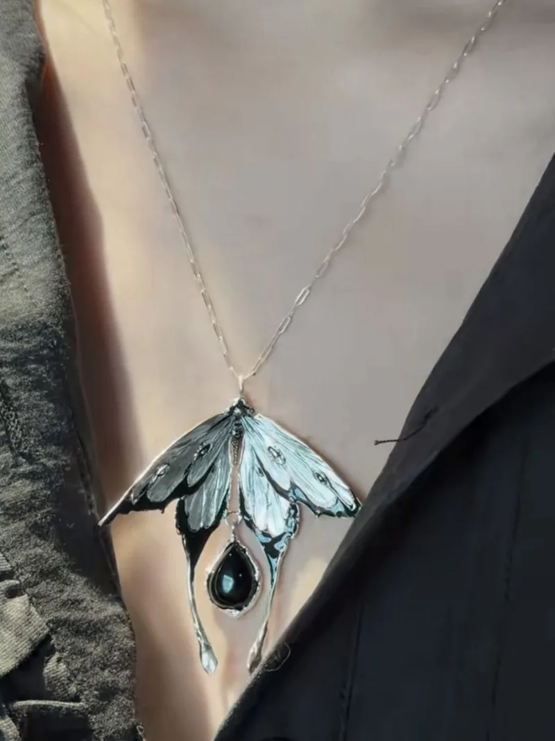 Women Retro Moth Butterfly Pendant Necklace Dark Minimalist Style Unique Elegant Luxury Clavicle Neck Accessory