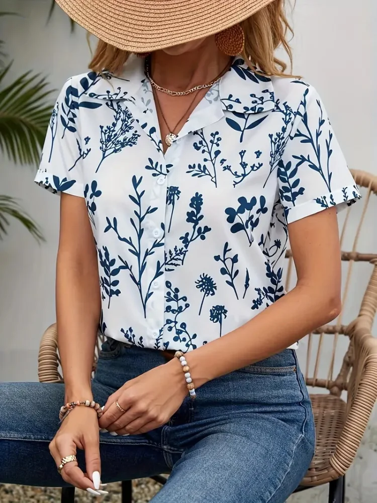 قمصان نسائية صيفية 2025 بأكمام قصيرة مع مطبوعات زهور صغيرة بسيطة لقضاء عطلة صيفية عصرية وغير رسمية