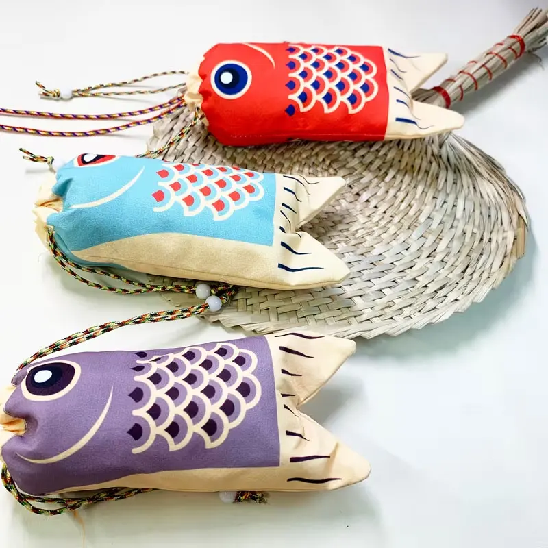 1 Piece Fish-Shaped Universal Pendant Drawstring Portable Small Decorative Bag, Mini Gift Bag, Makeup Bag, Jewelry Bag, Party Gift Bag, Reusable Eco-Friendly Storage Bag, Exhibition Wedding Gift Bag, Bohemian Style, Koi Fish Good Luck Print Bag, Suitable for All 4 Seasons