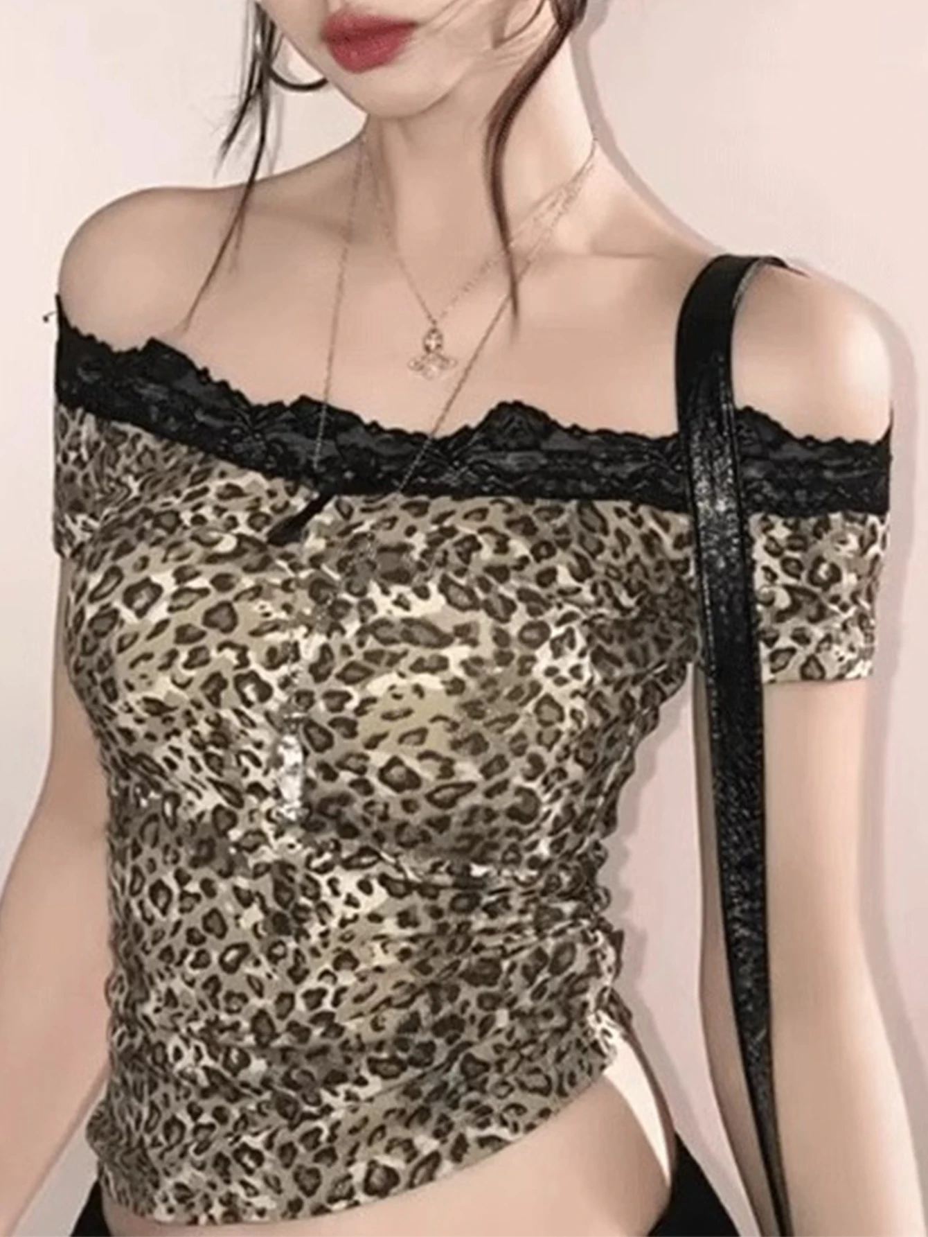 

Женские летние осенние футболки с леопардовым принтом, кружевные футболки с короткими рукавами и открытыми плечами, уличная одежда, дикая мода