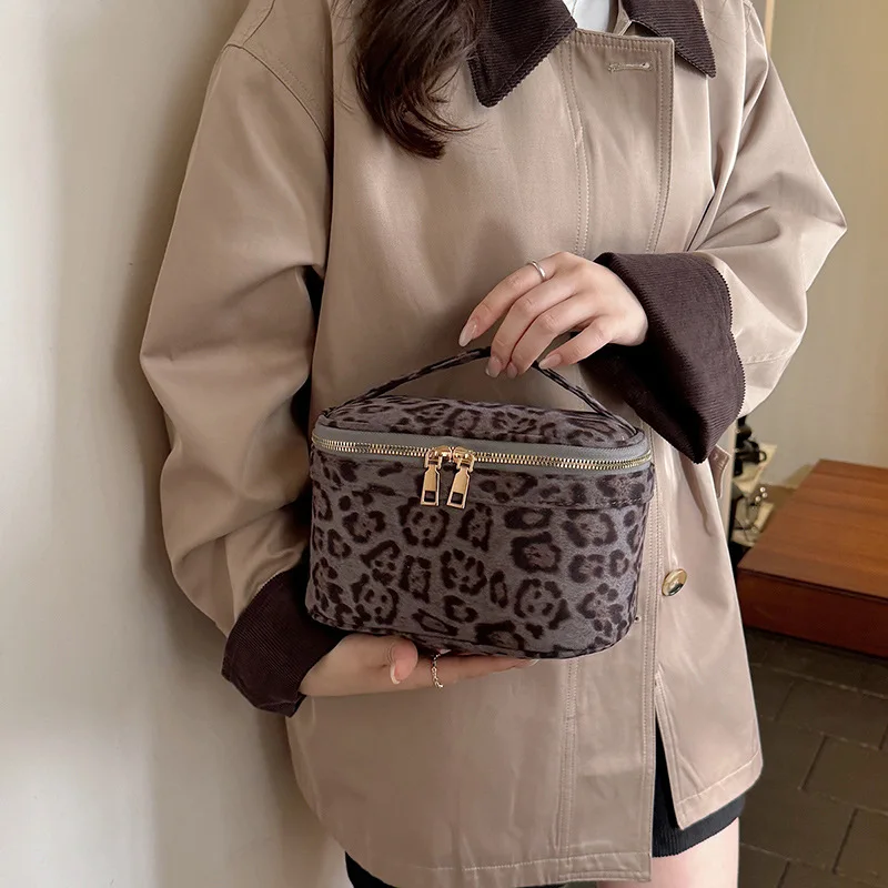 

2025 New Women's Leopard-Print Suede Velvet Makeup Bag - Large-Capacity, Stylish & High-End, Fashionable for Travel