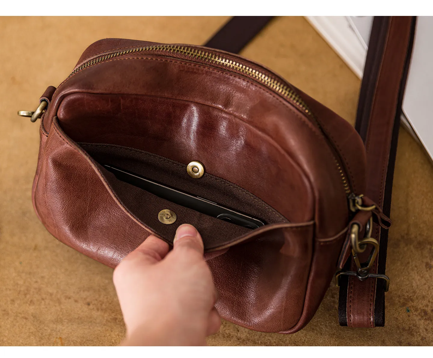 Einfache, handgefertigte Vintage-Umhängetasche aus pflanzlich gegerbtem Rindsleder für Herren, Outdoor-Reisetasche, luxuriöse Umhängetasche aus echtem Leder für Teenager – Detail 23