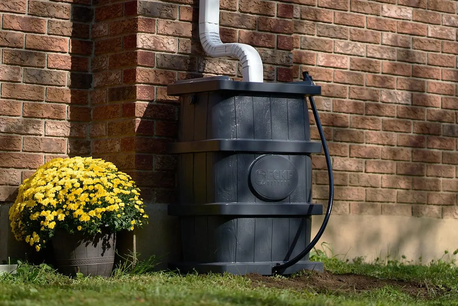 Slim Line 45-Gallon Wood Grain Rain Barrel – Outdoor Home Rain Water Catcher Barrel with Flat Back, Grey