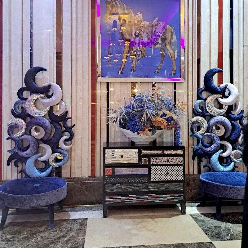 كرسي أريكة من القماش الفاخر الخفيف على شكل هلال، كرسي ترفيهي فاخر للفيلا كرسي ترفيهي عالي الظهر مزخرف