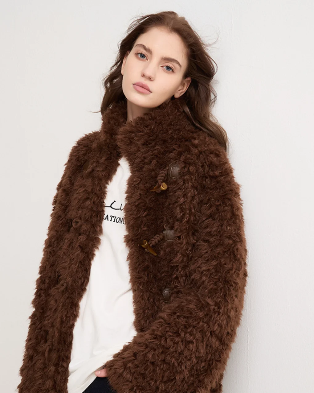 เสื้อโค้ทขนแกะสำหรับผู้หญิงที่ชอบสไตล์สบายๆ พร้อมกระดุมรูปทรงเขา ขนนุ่มฟู หนาและอบอุ่น เหมาะสำหรับฤดูใบไม้ร่วงและฤดูหนาว