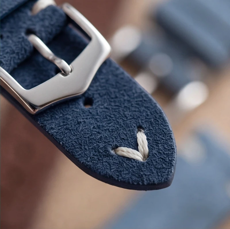 Compatible 20mm genuine leather quick-release watch strap featuring a stylish, casual design and a stainless steel pin buckle.