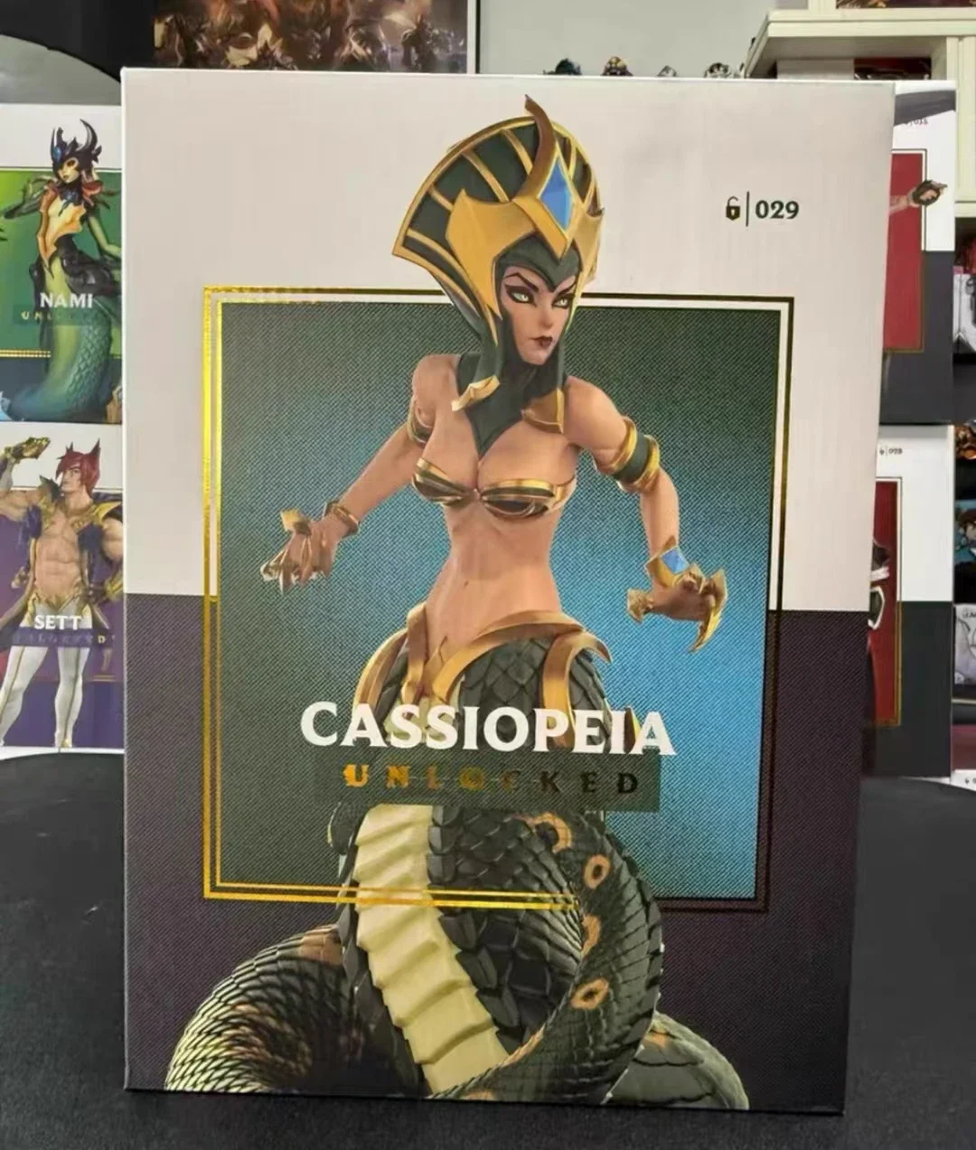 

В наличии; Лига Легенд LOL Серафина, украшение куклы средней скульптуры, фигурка женщины-змеи;