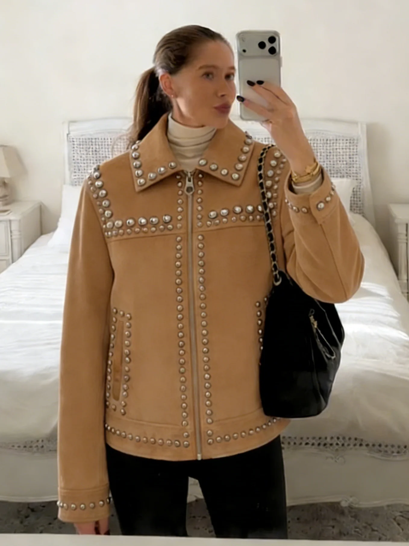 

Женская укороченная куртка из искусственной замши с заклепками, бежевая, с серебристыми шипами, воротник-стойка, повседневная верхняя одежда для весны