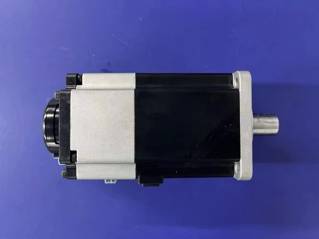 100% New and Original 1S Series AC Servo Motor R88M-1M75030T-BS2 750W 230VAC 3000 RPM Absolute Encoder with brake