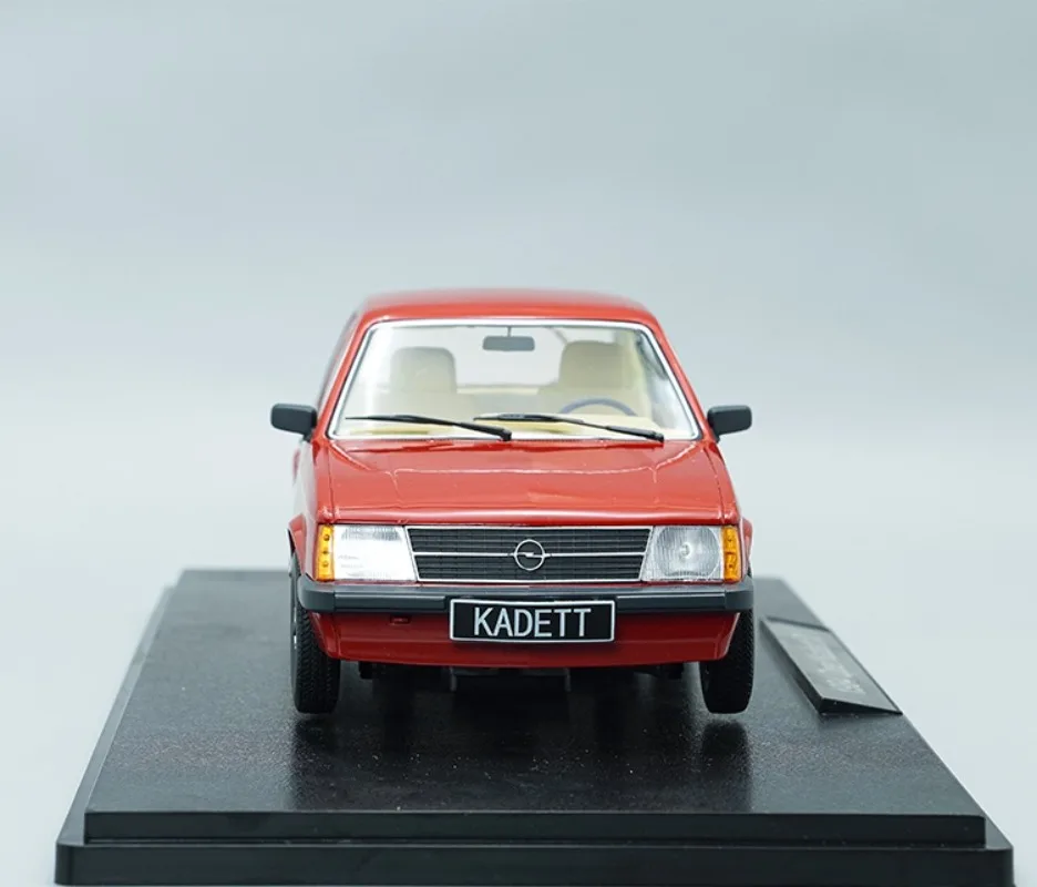 トリプル9 ダイキャスト 1/18スケール オペル合金製モデルカー オペル・カデットD 1984 レッド プレイビークル おもちゃ 男の子向けギフト オリジナルボックス入り