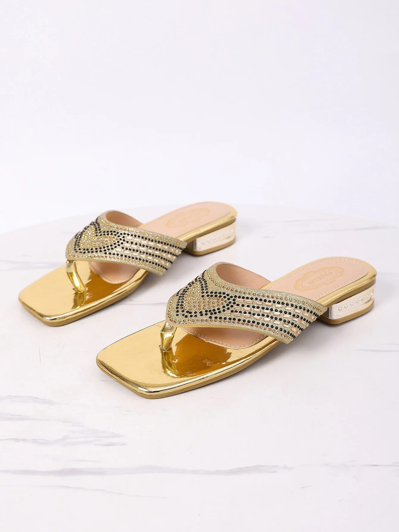 Sommerliche Damen-Sandalen in Übergrößen 2026: Neue modische flache Pantoletten mit niedrigem Absatz, Strass-Clip-Zehen und eckiger Zehenpartie – Zapatos Mujer – Detail 3