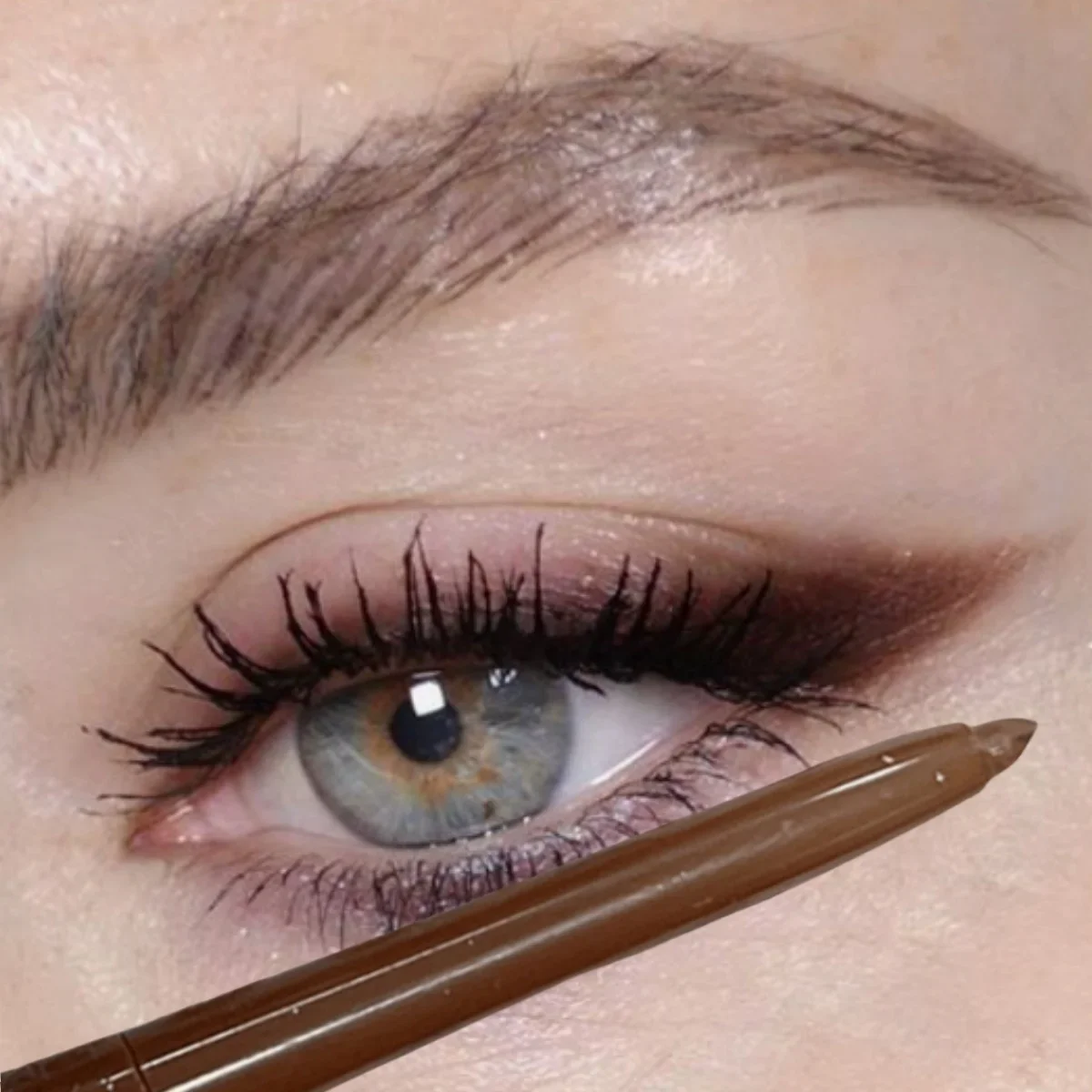 Penna eyeliner marrone liscia, ultra sottile, opaca, impermeabile, morbida, a punta fine, ad asciugatura rapida, facile da applicare, trucco eyeliner_voghion.com