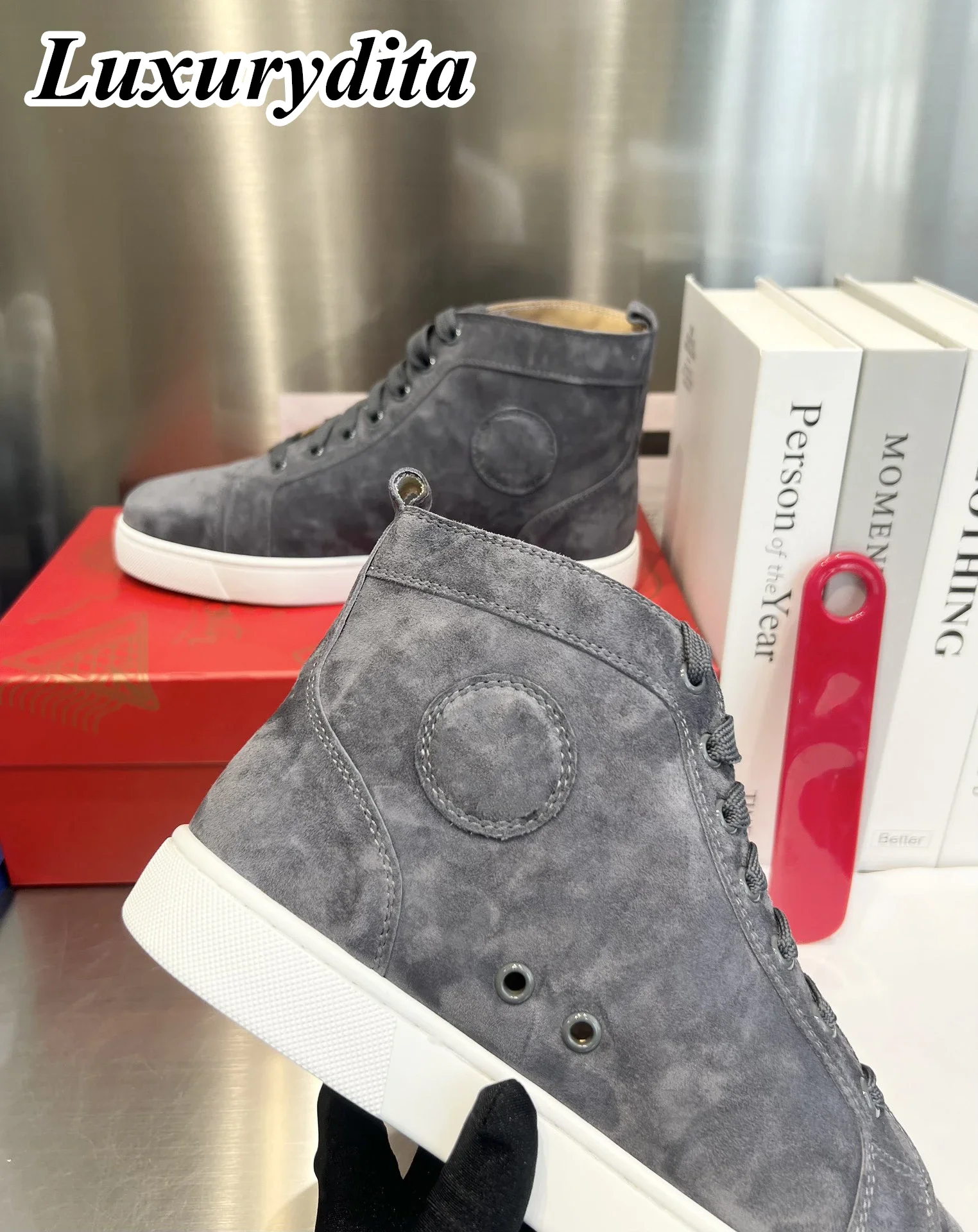 

Top Quality Womens Trendy Casual Sneakers Luxury Mens Real Leather Tennis Shoes Designr Red Sole Tide Lovers Rivet Shoes HJ1355