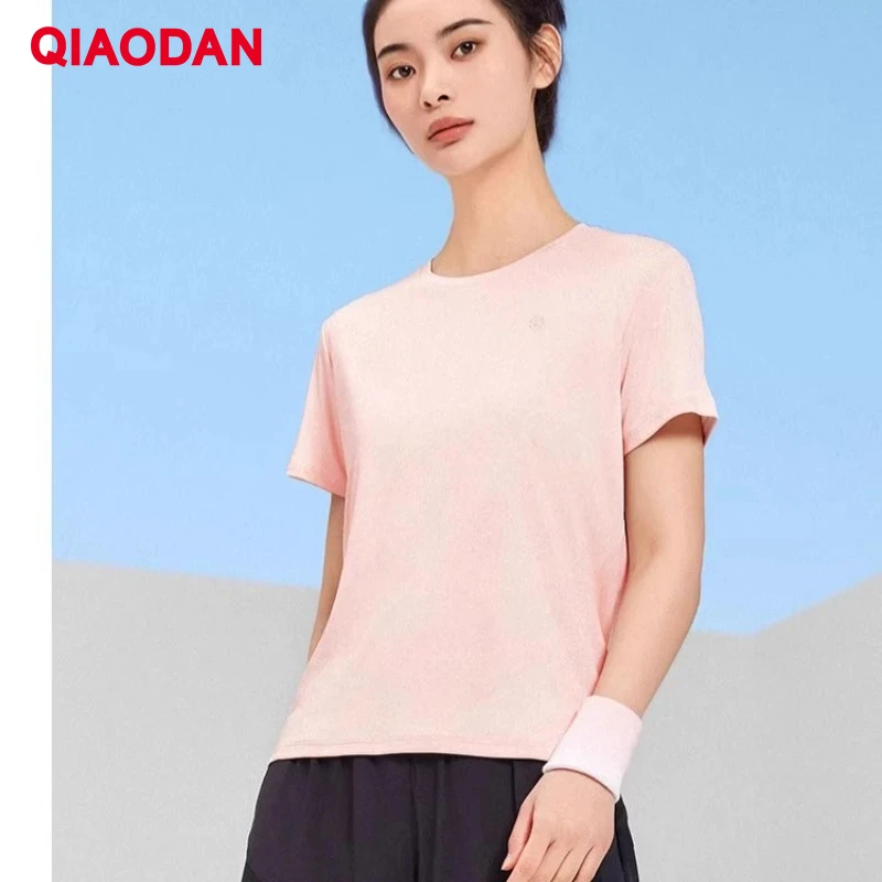 

QIAODAN женская спортивная быстросохнущая футболка 2025 повседневная легкая однотонная спортивная одежда с круглым вырезом уличные женские тренировочные топы XHS22241323