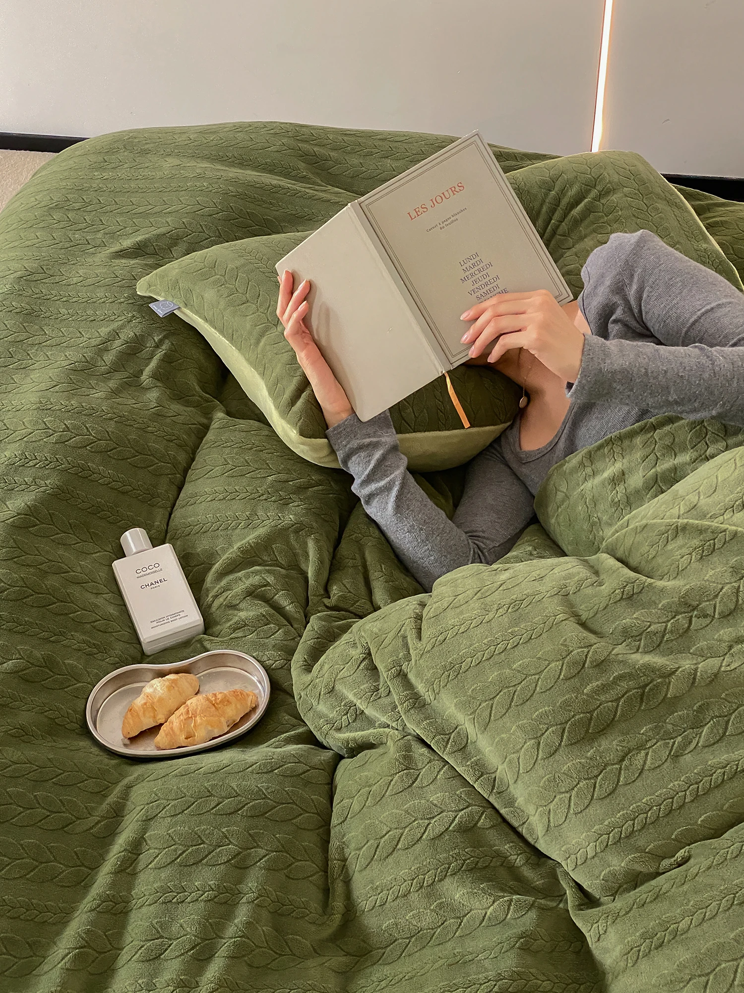 

Утолщенный комплект постельного белья из молочного вельвета, четыре предмета, двусторонний флокированный коралловый вельвет, теплый чехол для кровати, простыня, пылезащитный чехол