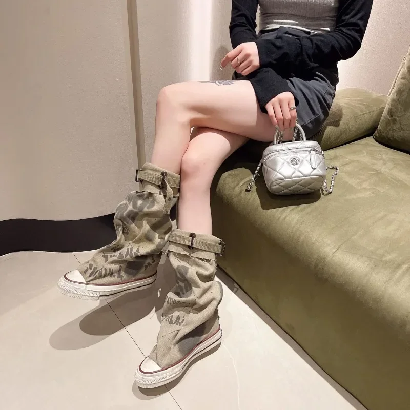 

Высокие парусиновые ботинки для женщин, трендовые длинные ботинки, повседневная вулканизированная обувь на плоской подошве с граффити, новинка 2023 года, штабелируемые бочонки