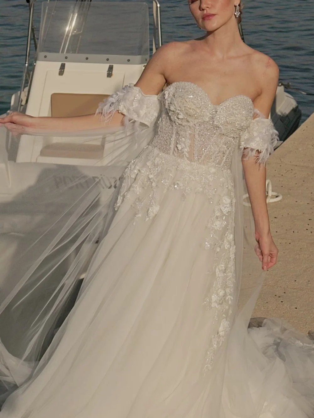 Klasyczna suknia ślubna z aplikacjami, elegancka koronka i tiul, stylowa suknia ślubna w kształcie litery A, długa do podłogi, szyta na miarę.