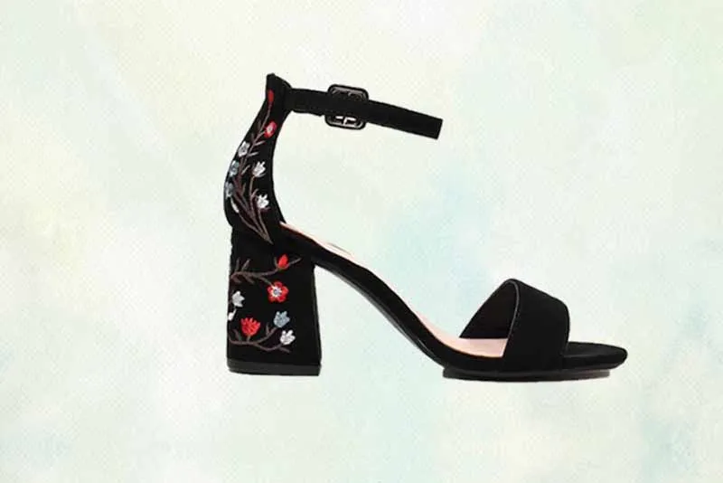 Summer women's shoes are vintage embroidered shoes with a pair of sandals with high heels and embroidered national style