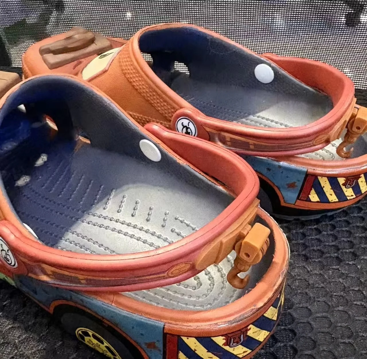 Moda Eva verano dibujos animados coche tema divertido Mater antideslizante transpirable ligero zapatos de playa sandalias zapatillas sorpresa regalo novedoso