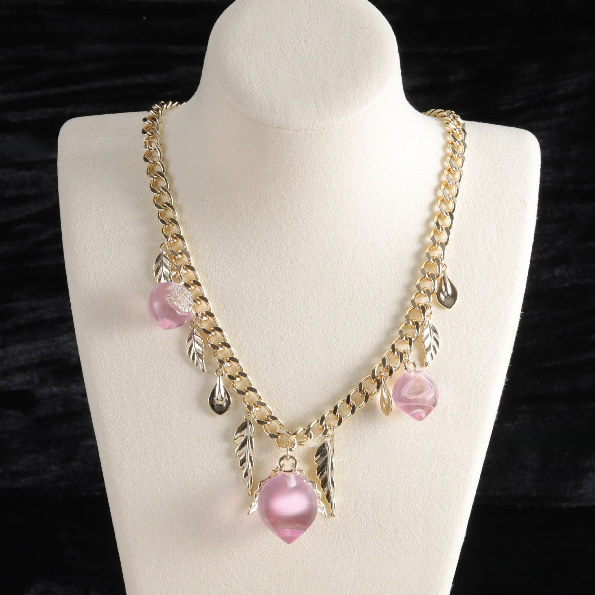 

2025 Fashion, Classic, Resin Peach Necklace Bracelet Women's S925 Silver Pin Earrings Brooch