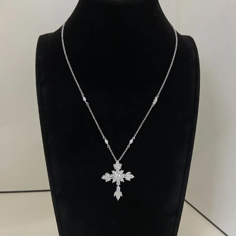 Elegant Floral Shape Pendant Necklace for Women, Gold Plated Brass Chain with Sparkling Marquise & Round Cubic Zirconia, Vintage Luxury Statement Jewelry, Perfect for Wedding, Banquet, Dating, Anniversary Party, Daily Wear and Holiday Gift for Ladies