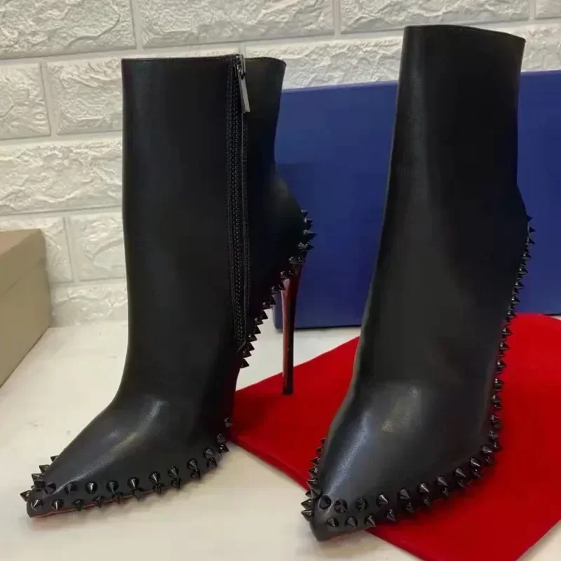 Botas de tornozelo de salto alto fino preto de couro genuíno para mulheres botas de rebites sapatos femininos confortáveis dedo do pé apontado