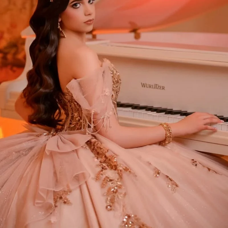 Sukienki Quinceanera na zamówienie, szampańskie, z odkrytymi ramionami, cekinowe aplikacje kryształowe, kokarda, długi tren, zdobione koralikami, Vestido 15 Quinceanera