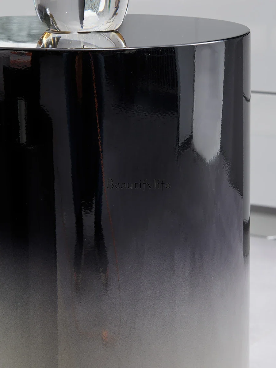 أريكة غرفة المعيشة بجانب عدد قليل من طاولات القهوة الصغيرة المنقولة