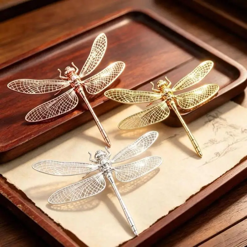 1Pcs Antique-Style Miniature Dragonfly Figure Toys Simulation Insect Dragonfly Ornament Alloy Handmade Dragonfly Tea Pet Decor