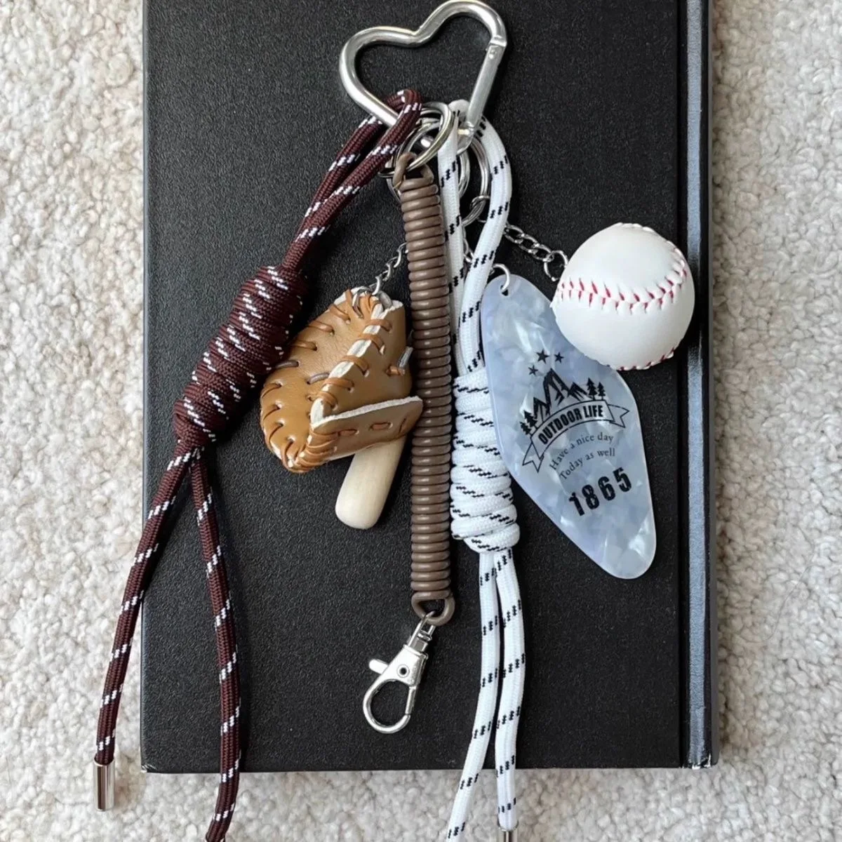 

Original Designed Key Chain with Baseball Decor Sporty Style Bag Pendant Casual Cool Trendy Fashion Pendant