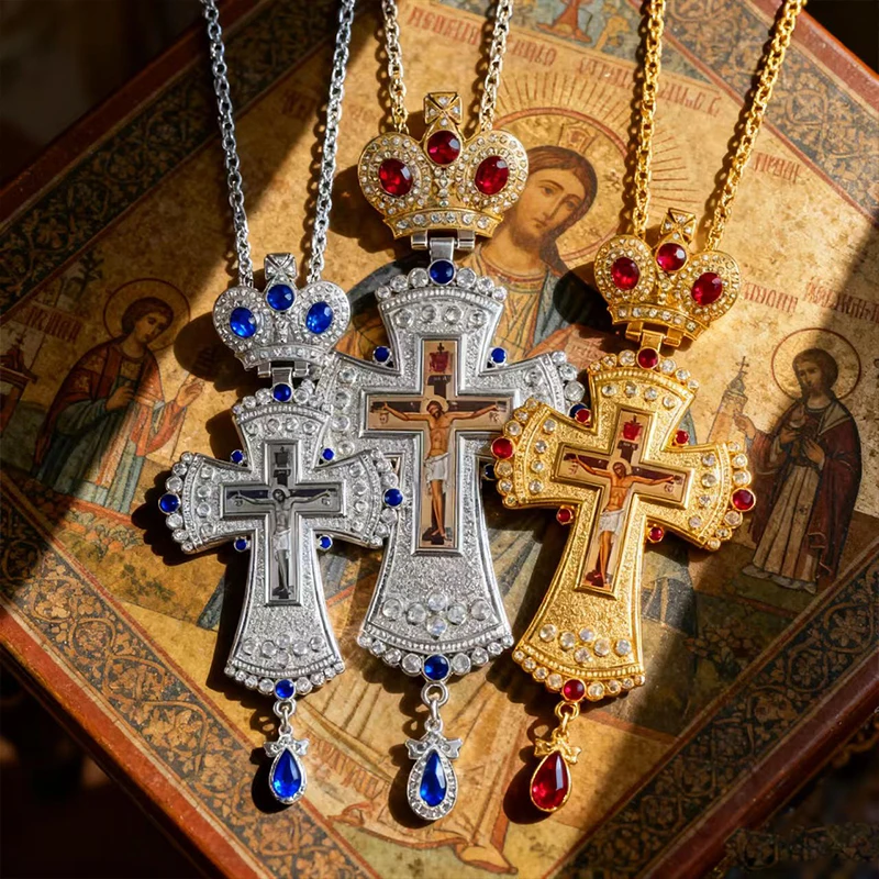 Neues vergoldetes orthodoxes Brustkreuz mit roten Kristallakzenten und Kruzifix-Ikone, hochwertiger liturgischer Schmuck für Priester. – Detail 4
