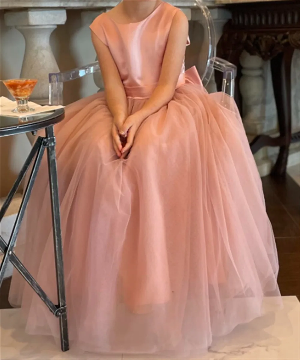 カスタマイズされたかわいいフラワーガールのウェディングドレスサテンノースリーブリボンプリンセス誕生日パーティープロムパフォーマンス子供初聖体拝領ガウン