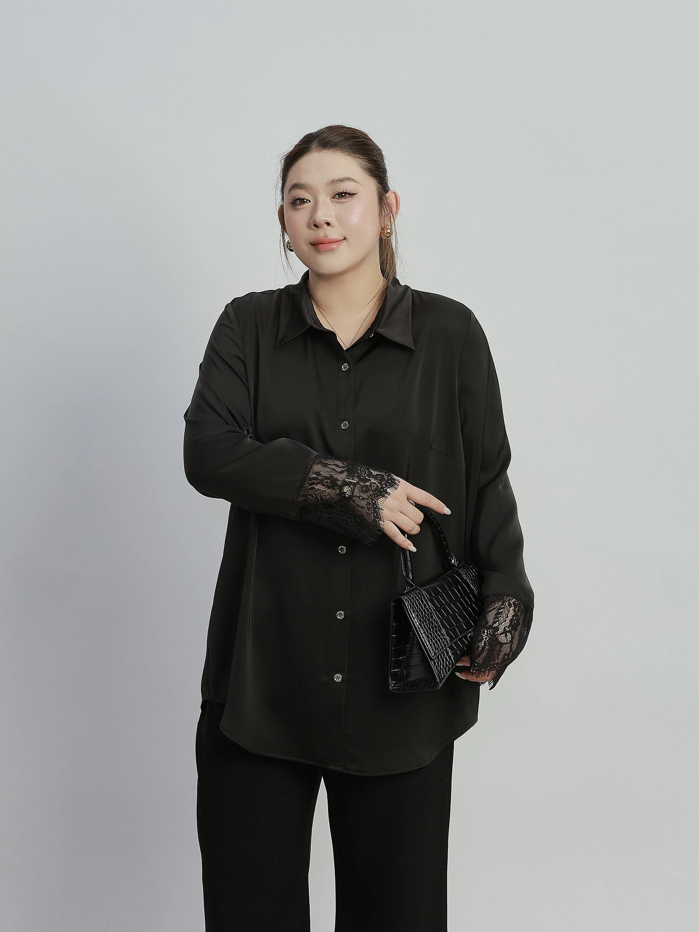 

Новая женская блузка большого размера из атласа с кружевом, устойчивая к сминанию, свободного кроя, с длинным рукавом, в корейском стиле, весенняя мода