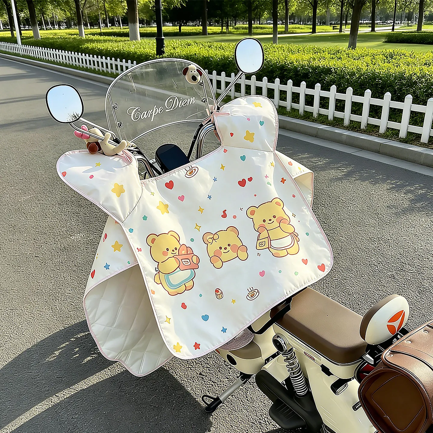 2026年新型イエローベア薄型電動車両用防風・防雨・日よけカバー、ユニバーサル四季対応、キュートな漫画スタイル