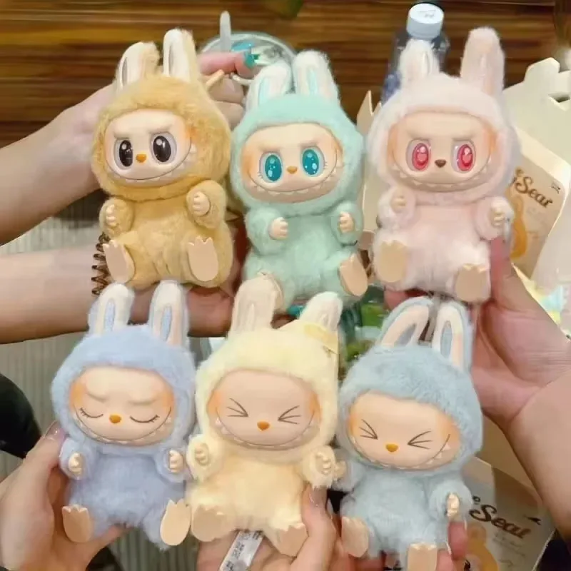 Labubu มีที่นั่ง Series อะนิเมะรูปจี้ Flocking ของเล่น Kawaii Monster Replica พวงกุญแจของเล่นคริสต์มาสของขวัญ